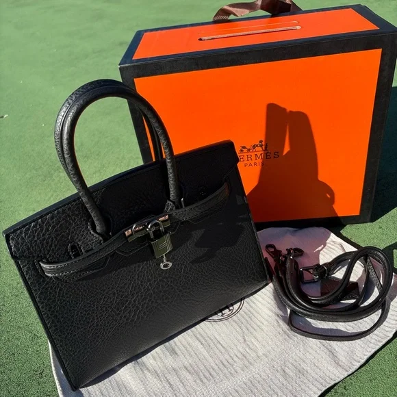 Elegant Black Leather Handbag - Picture 2 of 11